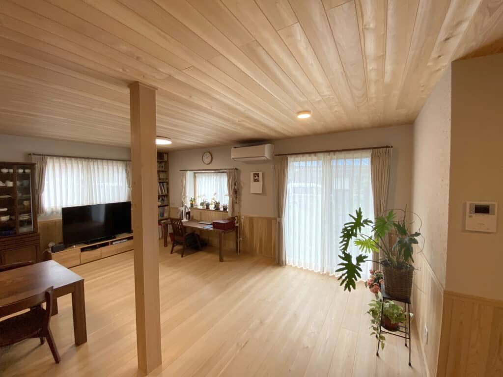 日野市　お気に入りの家具・小物を配置したインテリア空間 自然素材に囲まれた上質な暮らし