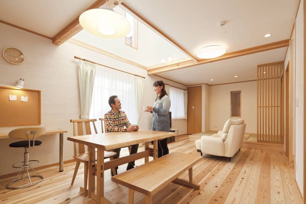 【日野市 施工事例】開放感あるリビングに小上がりの畳スペース  心安らぐ快適な住まい