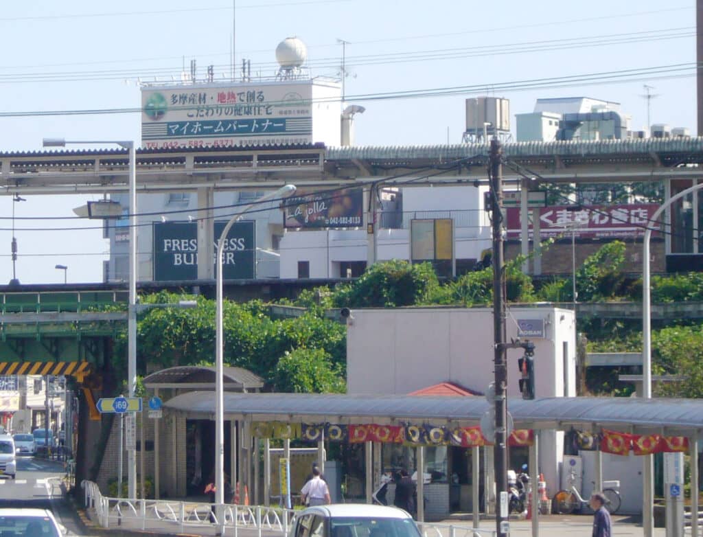 日野駅前看板