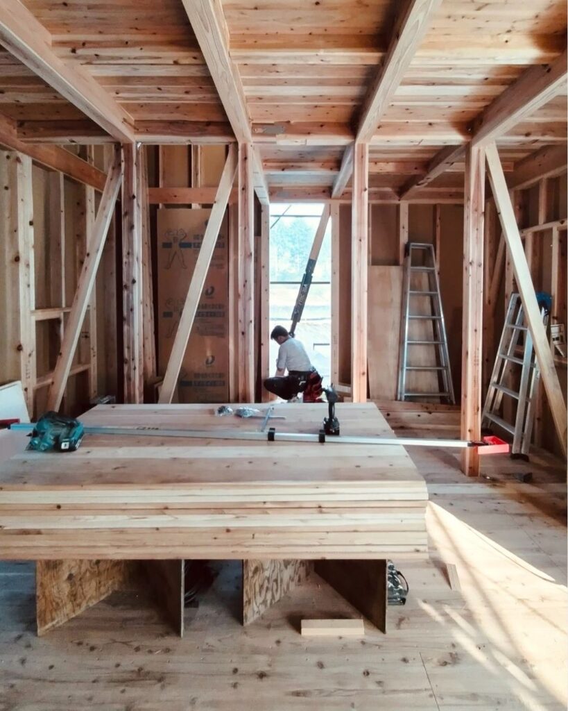 東京十二木の家の構造材 杉板の「幅はぎ材」