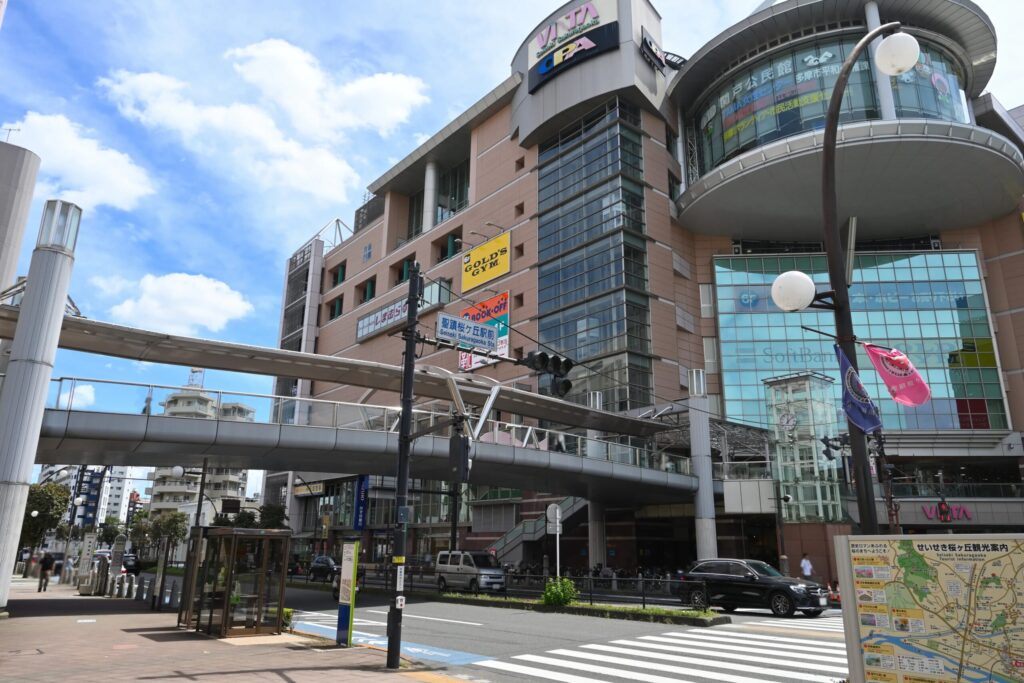 多摩センター駅周辺、聖蹟桜ヶ丘駅周辺に大形商業施設が充実。都心に出なくても買い物に困らない多摩市。