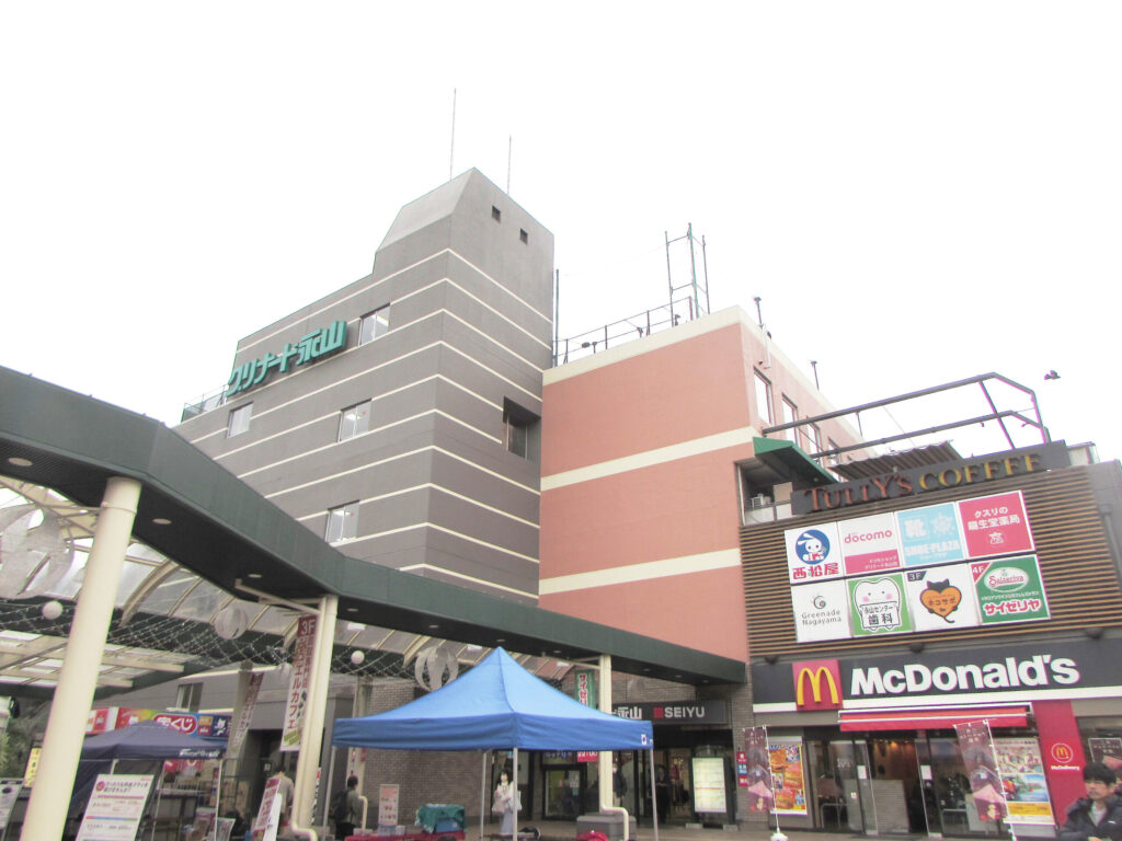 多摩センター駅周辺、聖蹟桜ヶ丘駅周辺に大形商業施設が充実。都心に出なくても買い物に困らない多摩市。