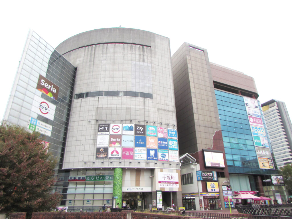 多摩センター駅周辺、聖蹟桜ヶ丘駅周辺に大形商業施設が充実。都心に出なくても買い物に困らない多摩市