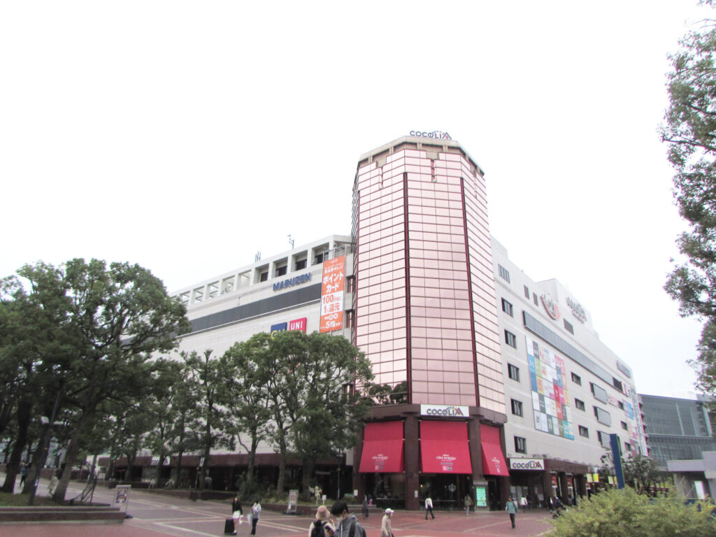 多摩センター駅周辺、聖蹟桜ヶ丘駅周辺に大形商業施設が充実。都心に出なくても買い物に困らない多摩市。