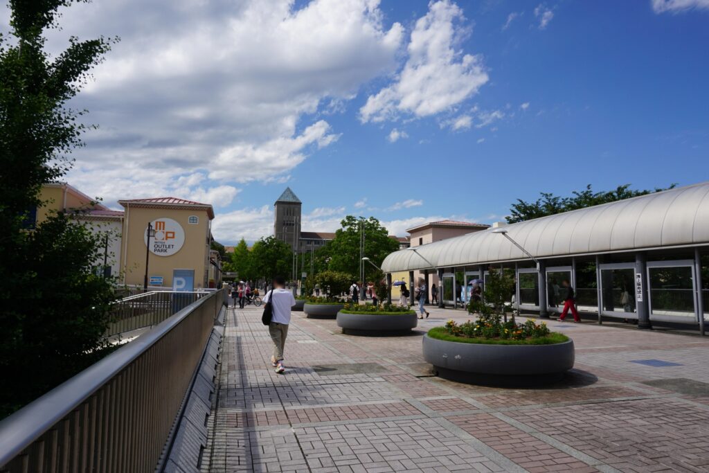 多摩センター駅周辺、聖蹟桜ヶ丘駅周辺に大形商業施設が充実。都心に出なくても買い物に困らない多摩市。